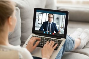 videoconsulta - personas hablando a través de un ordenador