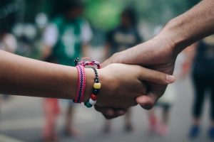 dos manos agarradas | colaboración | solidaridad
