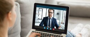 Videoconsulta - personas hablado a través del ordenador - hombre trajeado