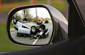 accidente de tráfico visto desde el retrovisor